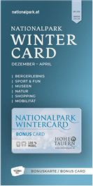Eine Informationskarte für die Nationalpark Winter Card. Sie bietet Vorteile für Aktivitäten im Winter, wie Sport, Museen und Mobilität.