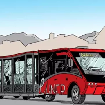 Ein roter Bus mit einem länglichen Anhänger fährt auf einer Straße. Im Inneren sind Passagiere sichtbar, während im Hintergrund Berge zu sehen sind.