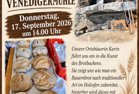 Ein Bäcker knetet Teig auf einer Holzarbeitsfläche. Im Hintergrund brennt ein Kamin und frisches Brot liegt bereit.