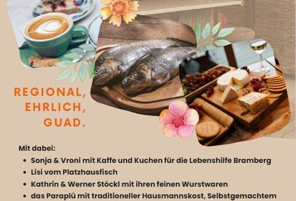 Ein einladender Genussmarkt mit verschiedenen regionalen Köstlichkeiten. Zu sehen sind Kaffee, Kuchen und besondere Leckereien wie gefüllte Baumkrapfen.