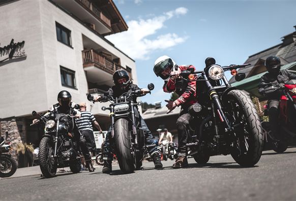 Ein grafisches Design für den Newchurch Summit mit dem Focus auf das Riders Week und das Riders Weekend. Die Veranstaltung findet im Juni 2026 statt und enthält Motive von Bergen und Motorradfahrern.