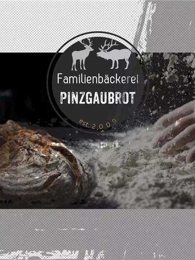 Een bannerelement met het logo van de familiebakkerij Pinzgaubrot. Op de achtergrond zijn brood en een hand te zien die met meel werkt.