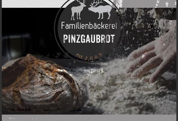 Ein Bannerelement mit dem Logo der Familienbäckerei Pinzgaubrot. Im Hintergrund sieht man Brot und eine Hand, die mit Mehl arbeitet.