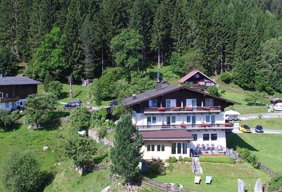 Een idylisch landgoed te midden van groene weilanden en dichte bossen. De gebouwen zijn in traditionele stijl gebouwd en bieden een rustige sfeer.