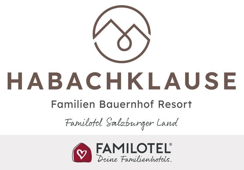 Das Bild zeigt das Logo des Habachklause Familien Bauernhof Resorts, eingebettet in das Branding von Familotel. Es vermittelt ein einladendes und familiäres Flair für Gäste.