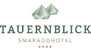 Een stijlvolle logo van het Tauernblick Smaragdhotel. Het toont een modern lettertype met een bergachtig ontwerp.