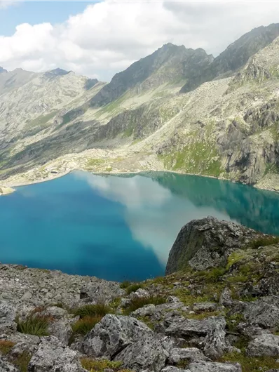 Geführte Wanderung zu einem Bergsee.