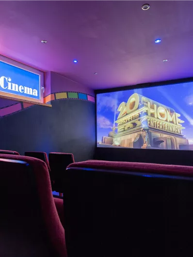 Unser hauseigenes Kino mit 16 Sitzplätzen und Dolby-Surround-Sound.