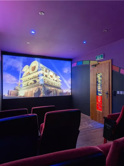 Unser hauseigenes Kino mit 16 Sitzplätzen und Dolby-Surround-Sound.