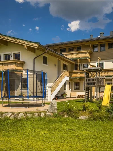 Een ruime woning met een tuin en een speelplaats. De omgeving is groen en biedt veel ruimte om te spelen en te ontspannen.