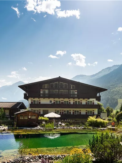 Das Ferienhotel Hubertus am Ortsrand mit Schwimmteich für ungezwungenen Sommerurlaub