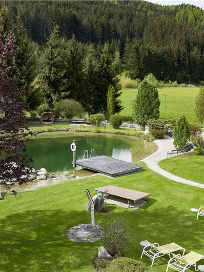 Blick in den Garten und zum Badesee.