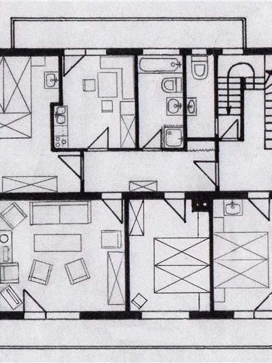 Ein Grundriss eines Hauses mit mehreren Zimmern. Die Räume sind klar strukturiert und enthalten Bereiche für Wohn- und Schlafräume sowie Badezimmer.