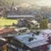Een schilderachtig landschap met een hotel in de bergen en een idylische omgeving. De zon schijnt over de zachte heuvels en de vallei.