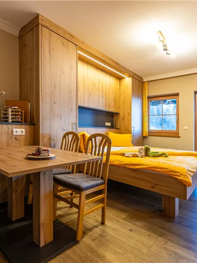 Schlafzimmer mit Sitzecke