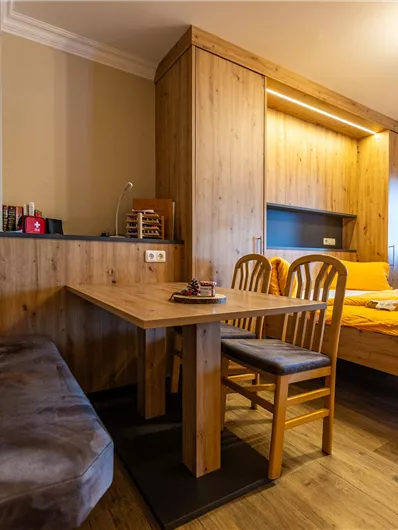 Schlafzimmer mit Sitzecke