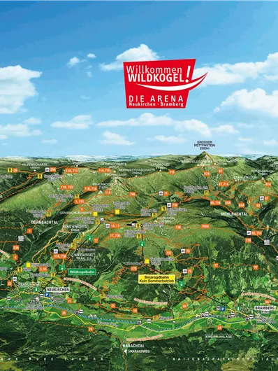 Een gedetailleerde schets van de Wildkogeln-arena met groene heuvels en markeringen voor pistes. Op de achtergrond zijn bewolkte luchten en een zonnig landschap te zien.