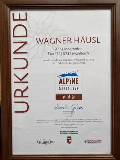 Ein Zertifikat für das Wagner Häusl. Es handelt sich um eine Auszeichnung als "Alpine Gastgeber" mit drei Edelweiß vom Privatvermieter Verband Salzburg.