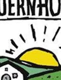 Een eenvoudig en uitnodigend logo voor vakantie op de boerderij. Het toont een landelijke landschap met een kleine boerderij en een opkomende zon.