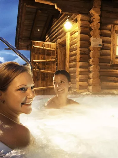 Whirlpool vor der Wellness Alm.