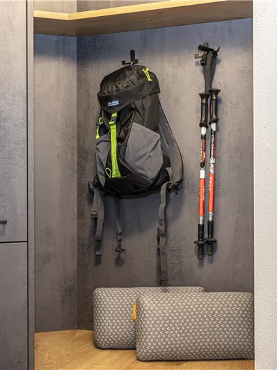 Een moderne garderobe voor de woning 703. Rugzak en wandelstokken als leenartikel zijn beschikbaar.