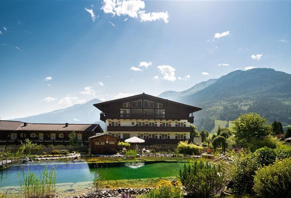 Das Ferienhotel Hubertus am Ortsrand mit Schwimmteich für ungezwungenen Sommerurlaub