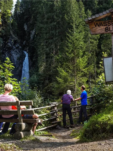 Gemütliche Rast mit Blick auf den Wasserfall