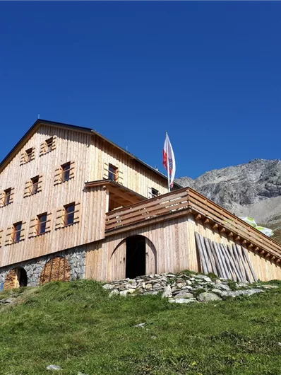Neue Thüringer Hütte in der Nachmittagssonne
