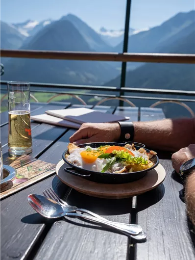 Regionale Schmankerl genießen bei den gemütlichen Einkehrmöglichkeiten am Weg