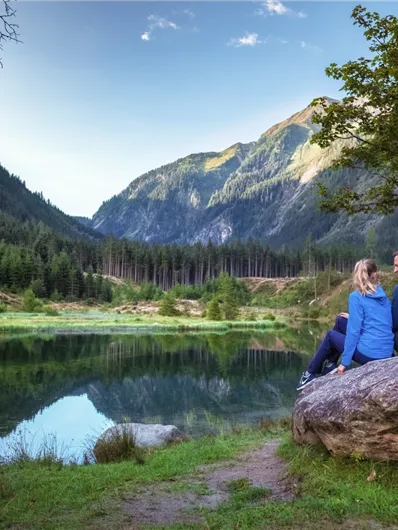 Traumhafte Aussicht auf den wunderschönen Blausee