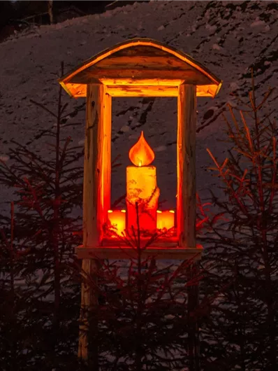 Viele wunderschöne Laternen schmücken den Weg in Bramberg