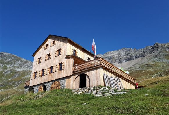 Neue Thüringer Hütte in der Nachmittagssonne